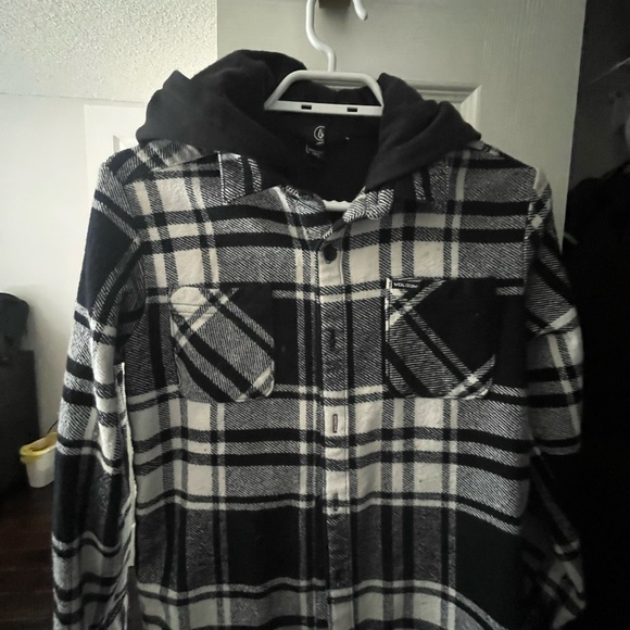 Boy’s VOLCOM outfit with attached hoodie - Picture 2 of 3